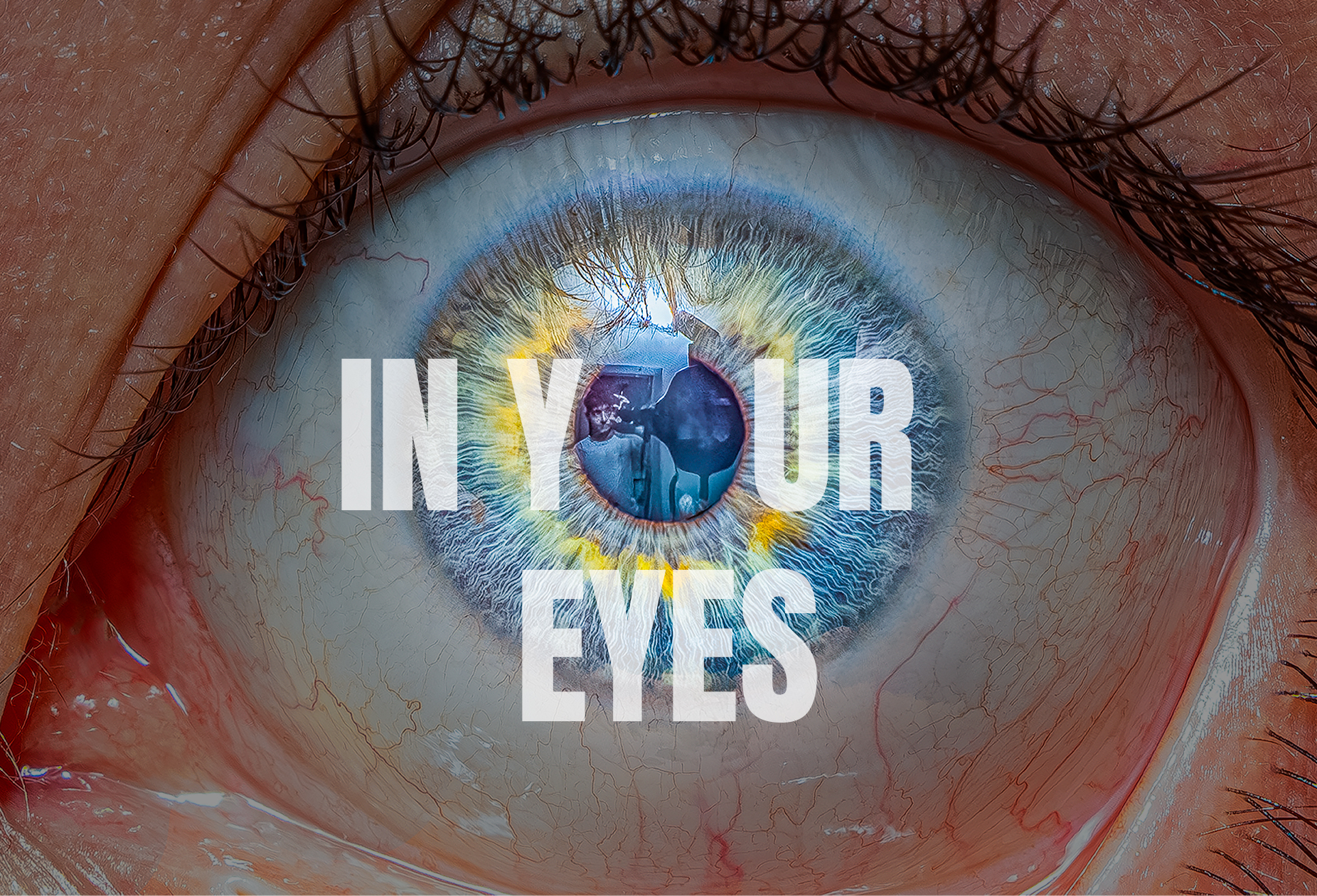 Fotografia copertina progetto In Your Eyes, occhio umano iride grigio-azzurra con anello ambra, venature visibili, riflesso pupilla, ritratto estremo teleobiettivo 135mm, fine art photography Dragos Maricel Miclea